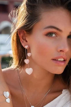 APM Monaco Boucles D'Oreilles Asymetriques Coeur En Nacre Rose^ Boucles D'Oreilles